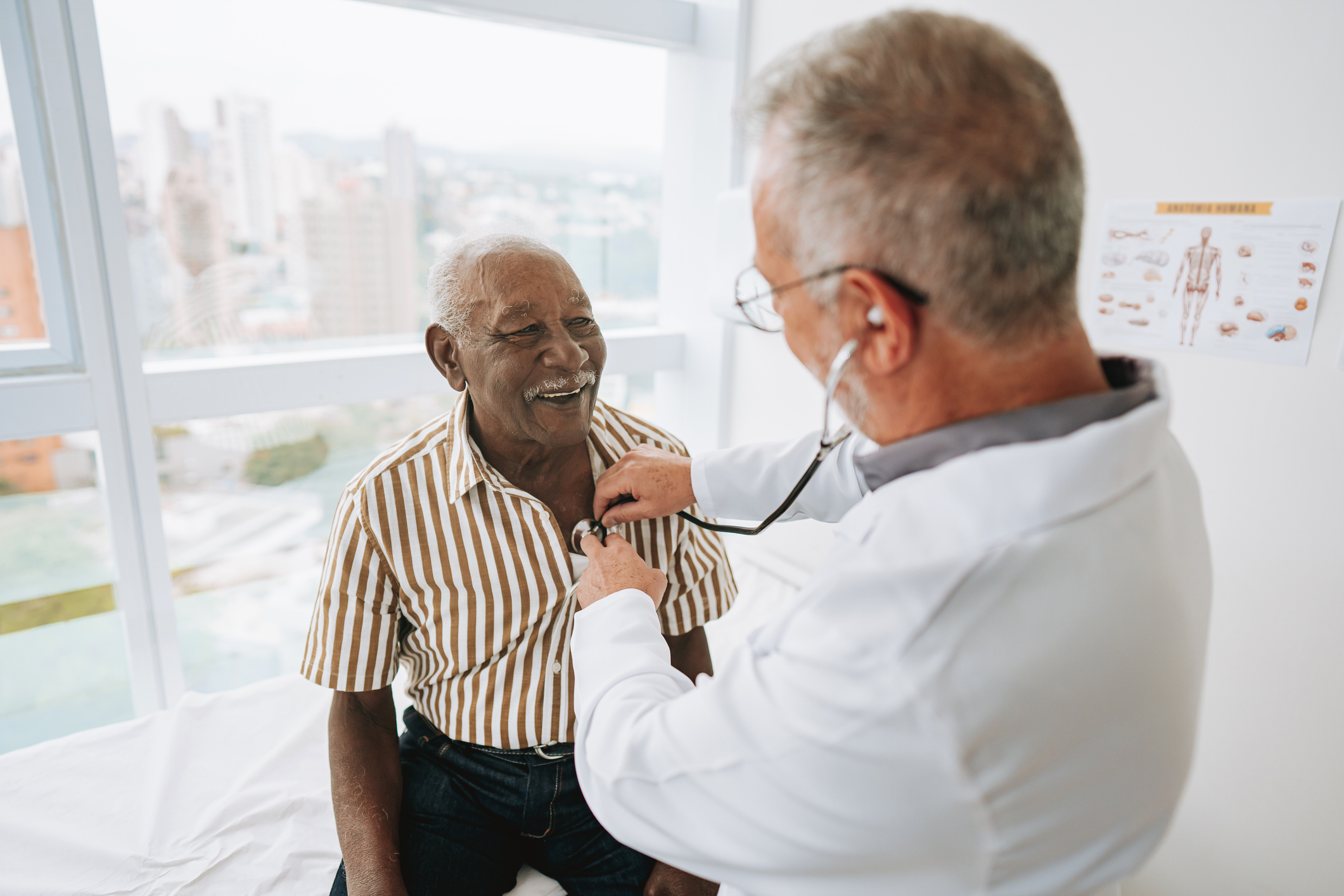 Doctor examinando paciente - Atención médica personalizada Argus